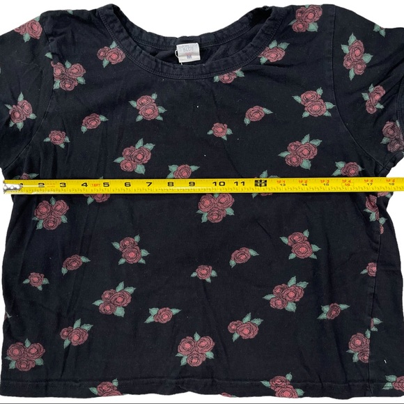 Darling Blue size medium cropped short sleeve black shirt with red & green roses - Picture 5 of 8